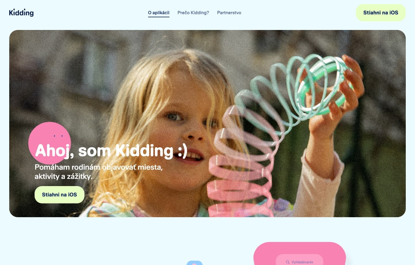 Landing page Kidding s hrajúcim sa dieťaťom a odkazom na iOS aplikáciu